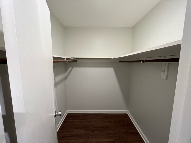 Building Photo - 132 Manhattan Ct