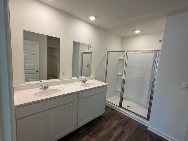 Building Photo - Caffee sub-division, very close to Mercedes plant, one level 4 Bedroom/2 Bath 1774 sqft