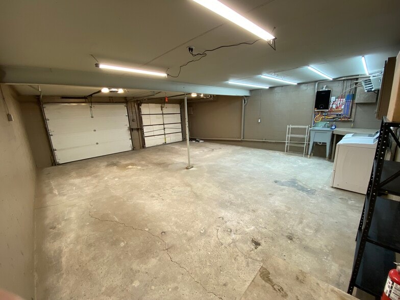 Light and bright, spacious garage with openers - 103 Onyx St