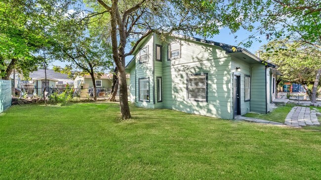 Building Photo - 2600 Morales St