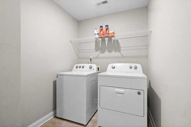 Building Photo - 3 Bedroom 2 1/2 Bath Pet Friendly Home For Rent!