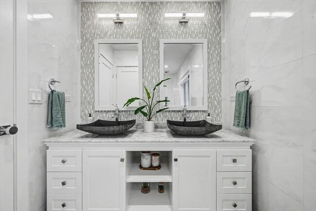 Building Photo - 2076 Valley Lo Ln