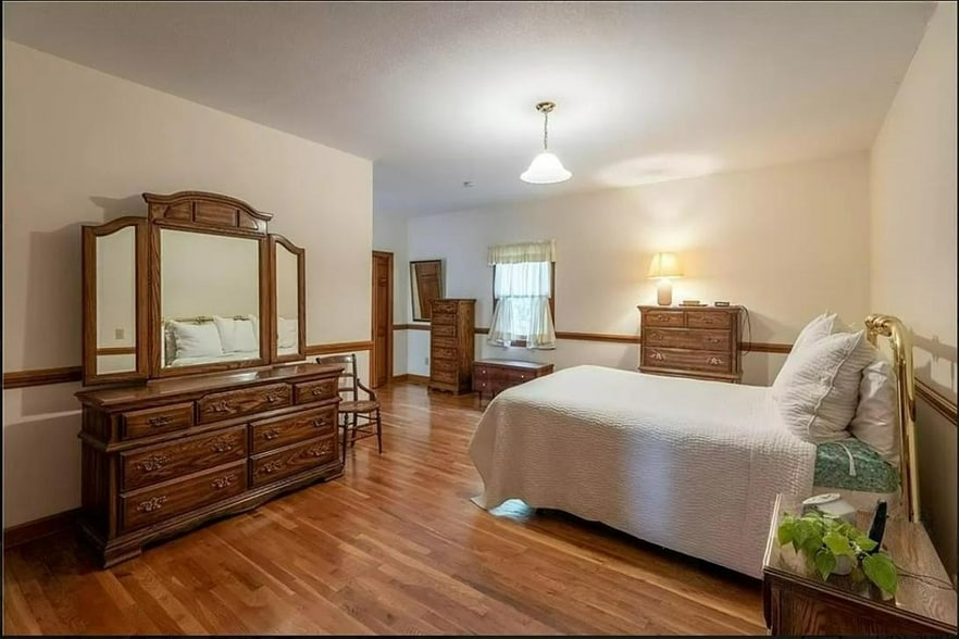 Master Bedroom - 104 Woodsway Ct