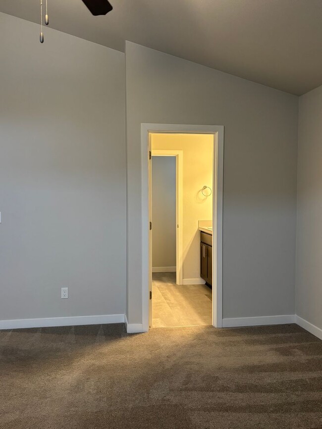 Building Photo - $500.00  OFF  FIRST  FULL  MONTH'S  RENT  ...