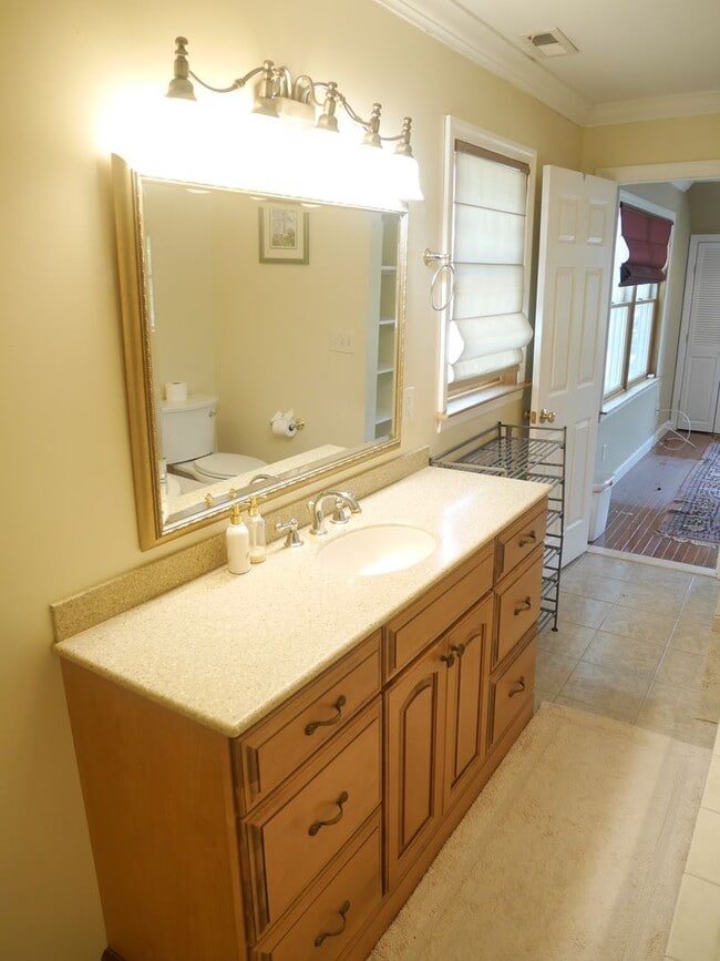 Building Photo - Elegant Coastal Home with Spacious Layout ...