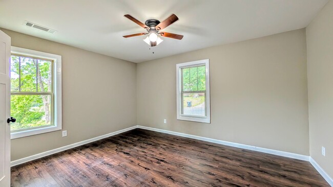 Building Photo - Newly Renovated | Upstairs Duplex | Minute...