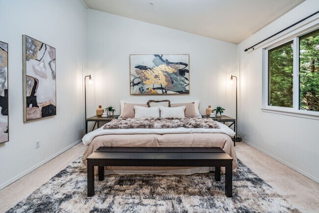 Building Photo - RENOVATED 3 BED, 3 BATH KIRKLAND TOWNHOME W GARAGE & EASY COMMUTE!