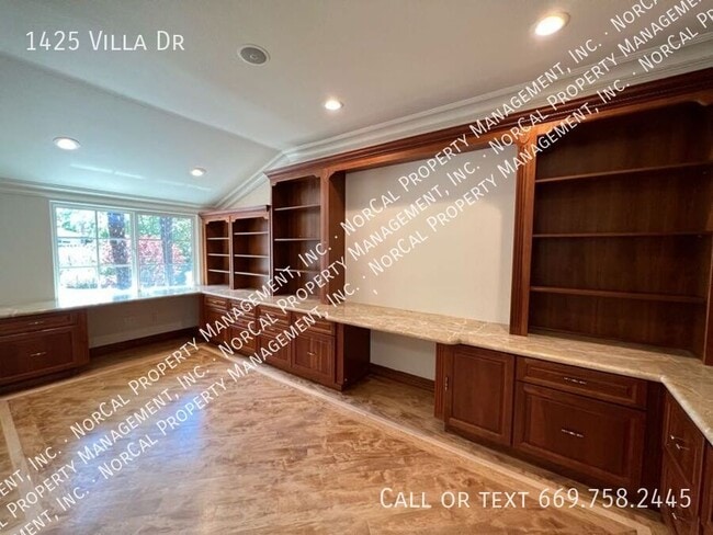 Building Photo - 1425 Villa Dr