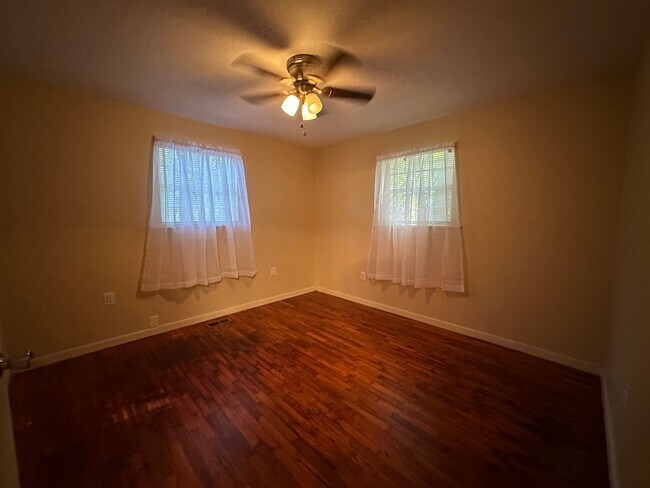 Building Photo - Welcome to your new home in the heart of Russellville, AR!