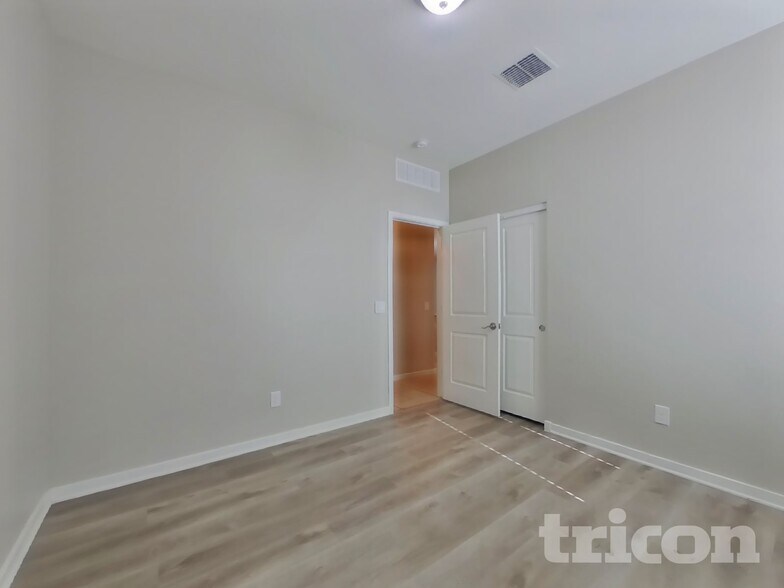 Building Photo - 14366 W Pershing St