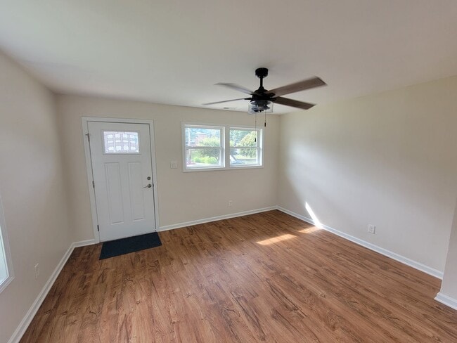 Building Photo - 2 Bedroom House