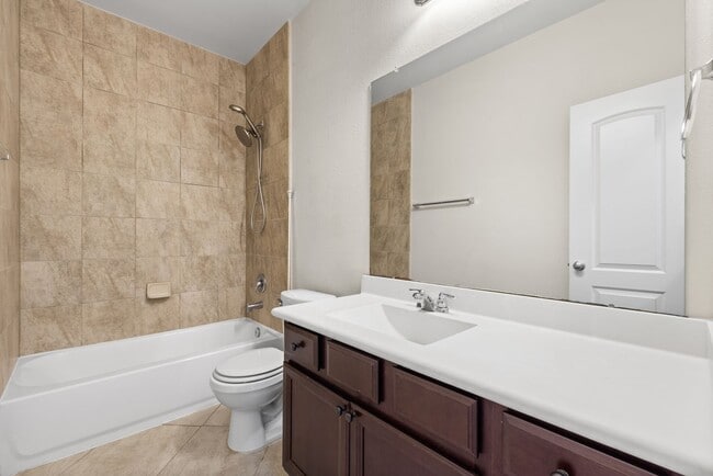 Building Photo - Spacious Home on Oversized Lot in Fort Ben...