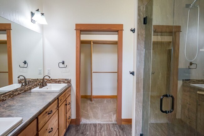 Building Photo - One Month's Free Rent