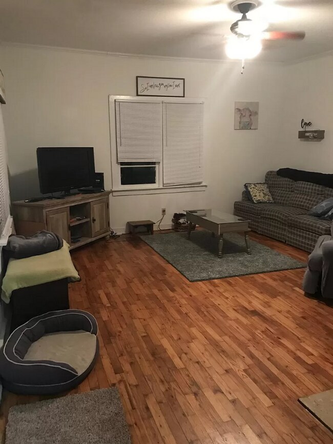 Building Photo - Adorable 3b/1b on Whitehall Road