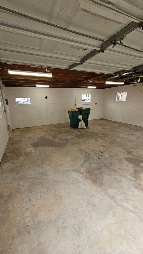 Building Photo - JUST REDUCED!  3 Bedroom Single Family Home
