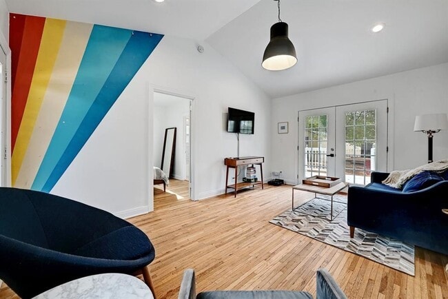 Building Photo - 2943 Higgins St