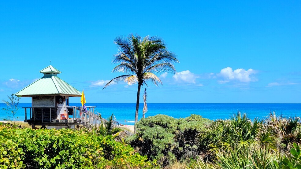 World class Palm Beaches - 345 NE 69th Cir