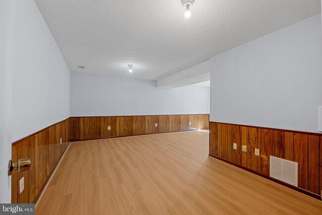 Building Photo - 3301 Fallowfield Dr