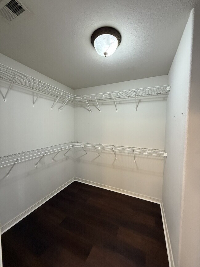 Building Photo - Spacious 3 BR with a fenced in backyard