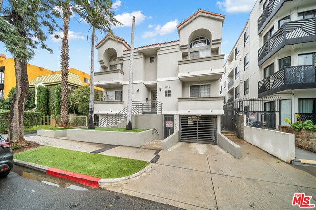 Building Photo - 812 N Hudson Ave