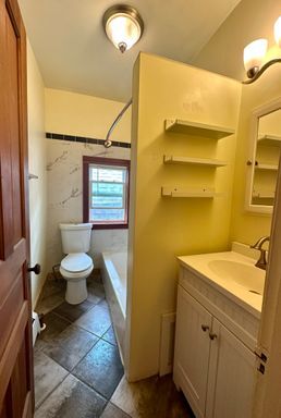 Building Photo - Charming 1-Bedroom Apartment in Desirable ...