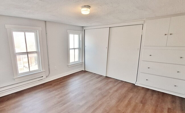 Building Photo - 516 Main St