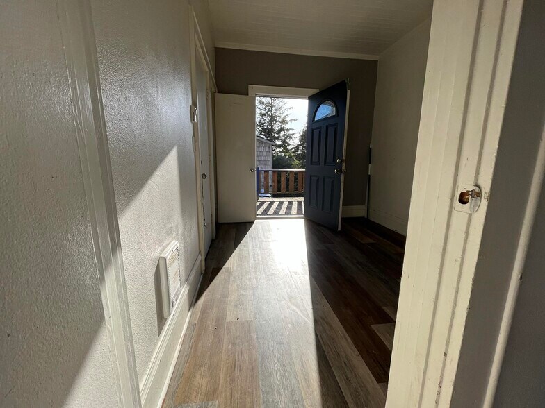 Building Photo - 430 S Holladay Dr