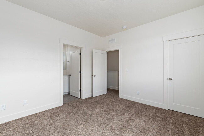 Building Photo - "Discover Comfort & Style: Spacious 3-Bed,...