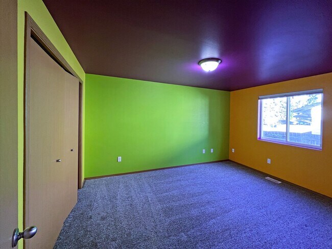 Building Photo - Price Drop!-Exceptional 2200 sq ft Three Bedroom 2 Bath Rambler in Fed Way - with A/C