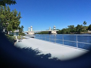 Building Photo - 200 Horizon W