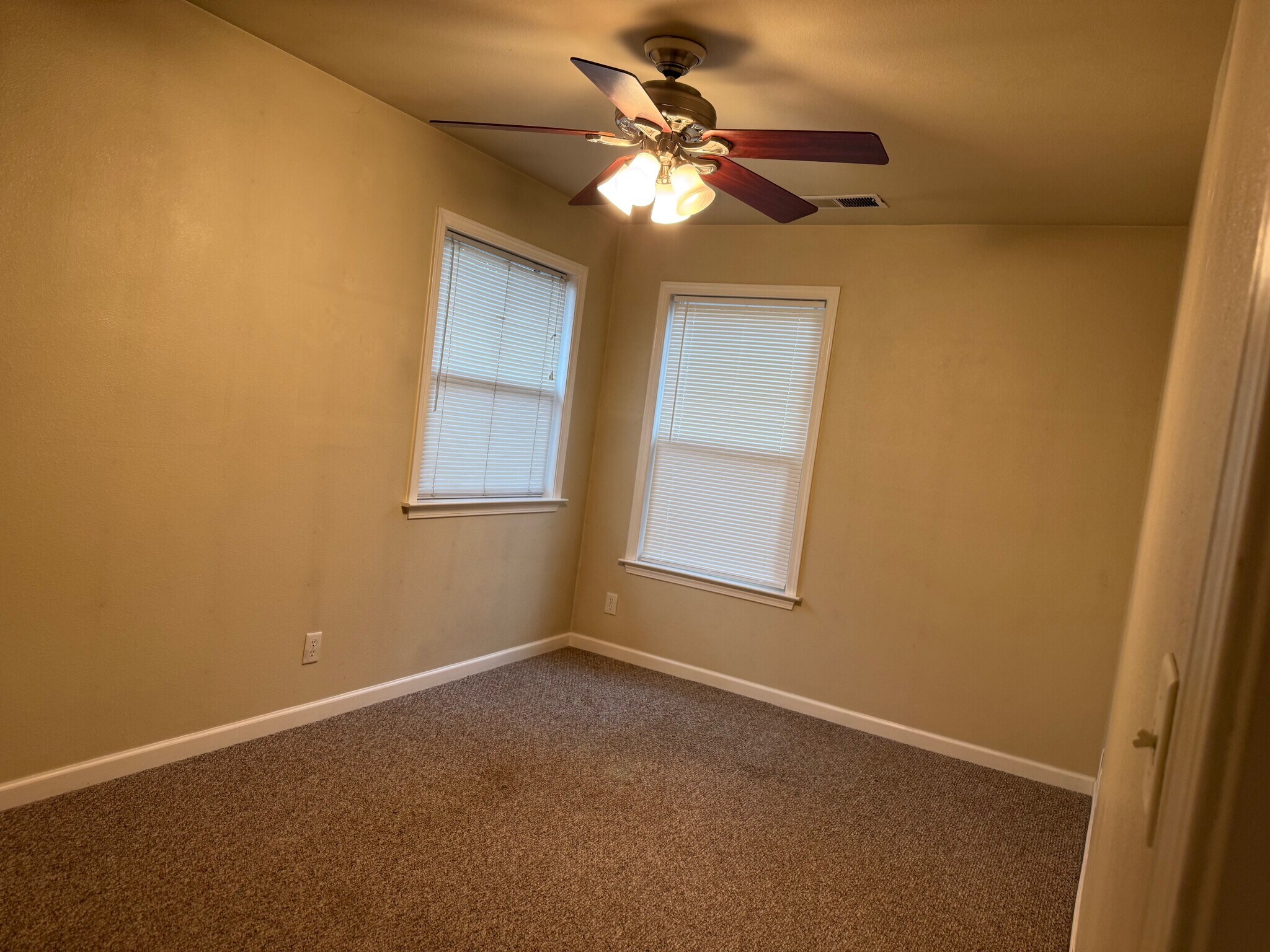 Building Photo - 1440 Laburnum Ave