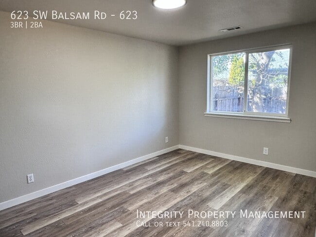 Building Photo - 623 SW Balsam Rd