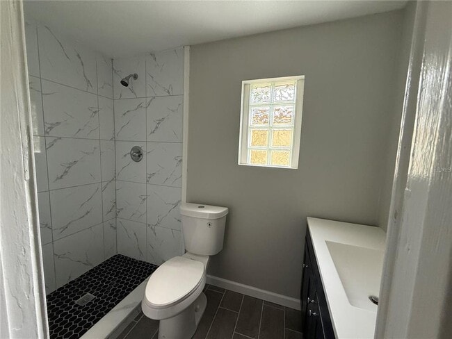 Building Photo - 421 E Warren Ave