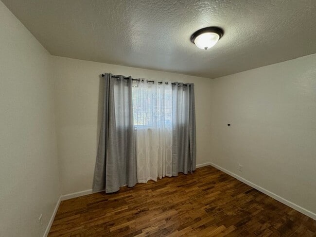 Building Photo - SINGLE LEVEL HOME WITH SPACIOUS FENCED IN YARD