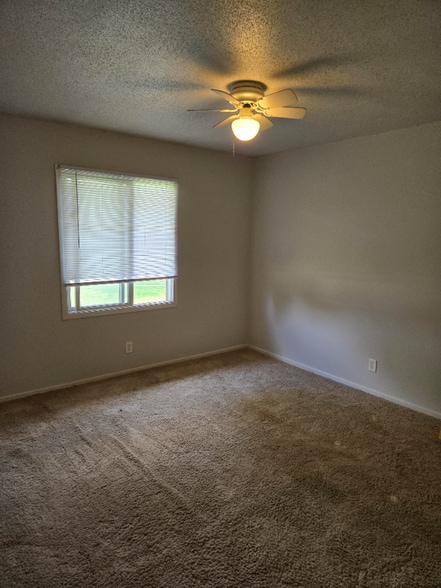 Building Photo - 1923 NW Hickory Ln