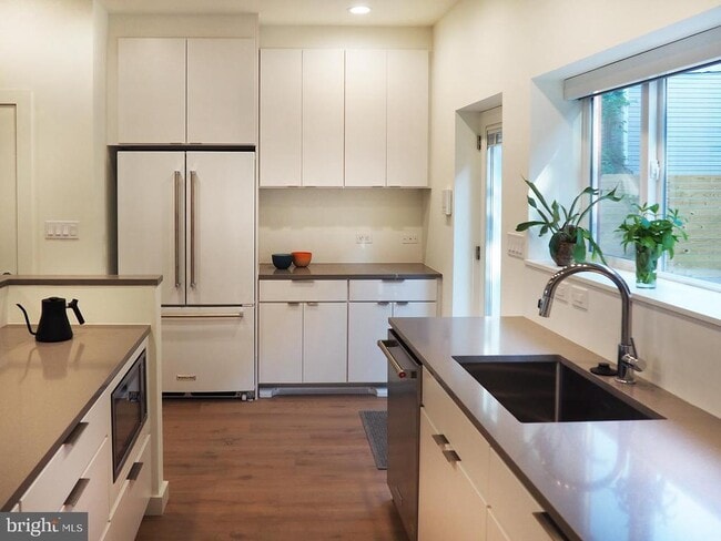 Building Photo - 446 Ridge St NW