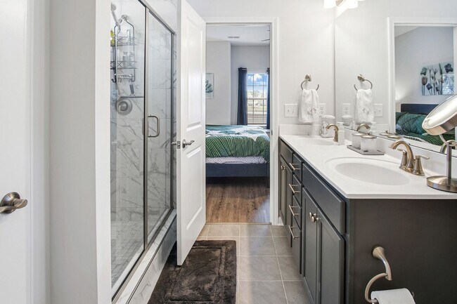 Building Photo - Glenmoor 3BR/2BA – Minutes from Downtown C...
