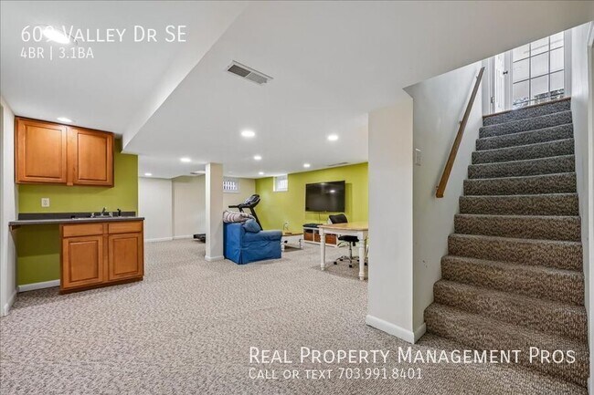 Building Photo - 609 Valley Dr SE