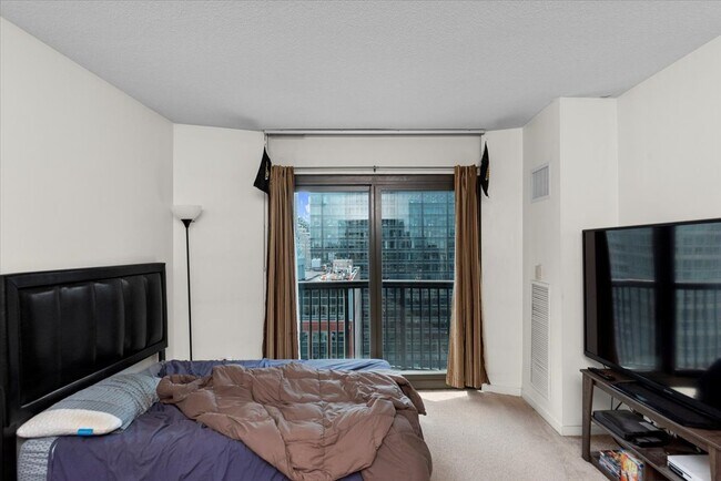 Building Photo - 400 N La Salle Dr