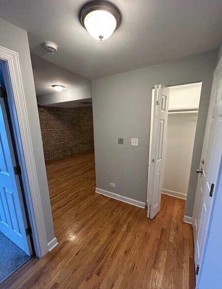 Building Photo - 2340 W Granville Ave