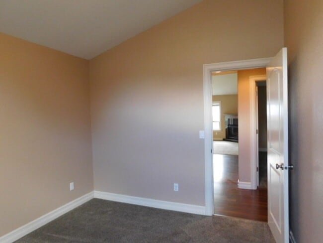 Building Photo - 3Bd/2Ba Single Story House - Available to View!