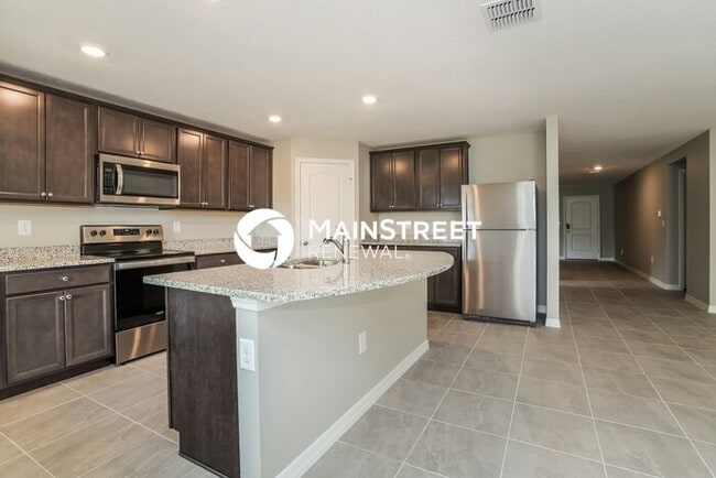 Building Photo - 5 Bedroom Pet-Friendly Home in Mascotte, FL with Main Street Renewal