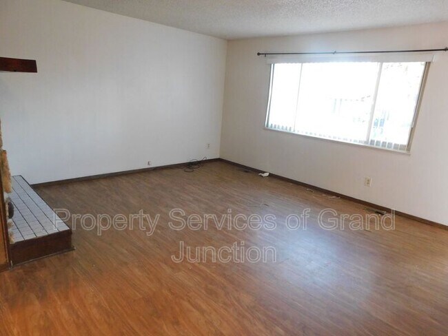 Building Photo - 3252 Villasur Dr