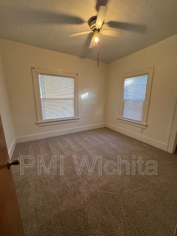 Building Photo - 257 N Poplar Ave