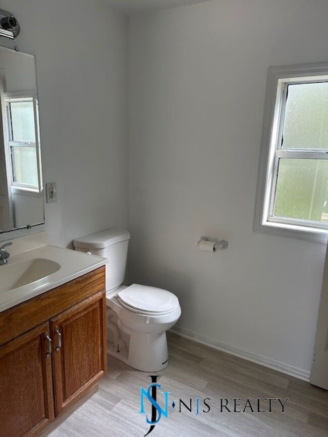 Building Photo - RENOVATED 4/2 1494 sq. ft home Fresh Paint...