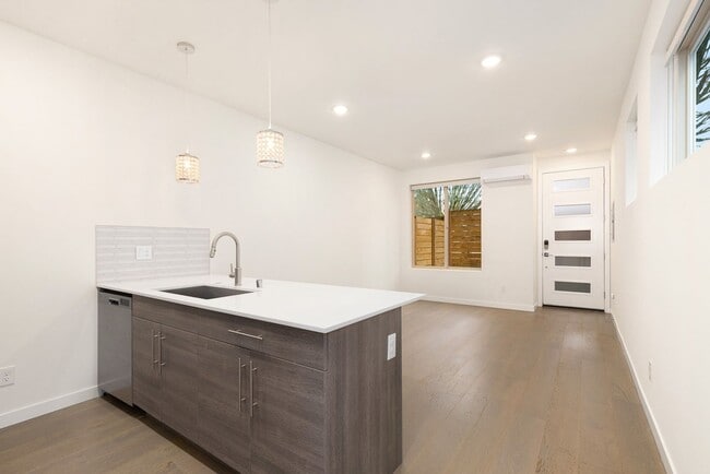 Building Photo - 2 Bedroom PLUS DEN - West Seattle Townhome