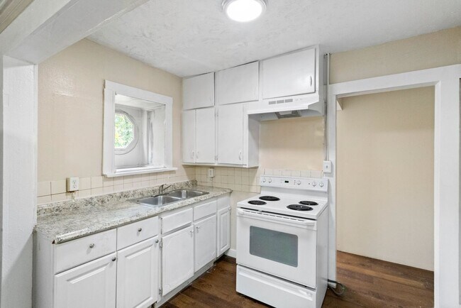 Building Photo - Spacious 3bdrm/1bath Home with large yard ...