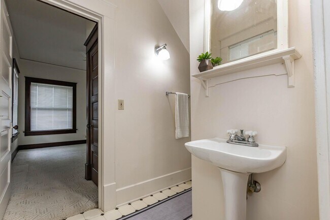 Building Photo - Charming Home - Close to Fort Riley