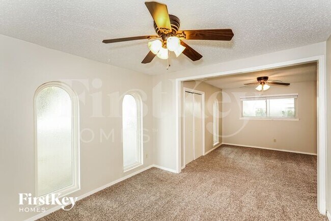 Building Photo - 2012 Garden Oaks Dr