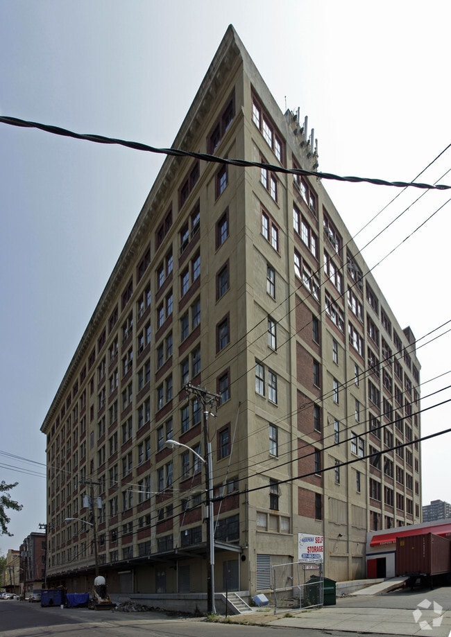 Building Photo - 150 Bay St